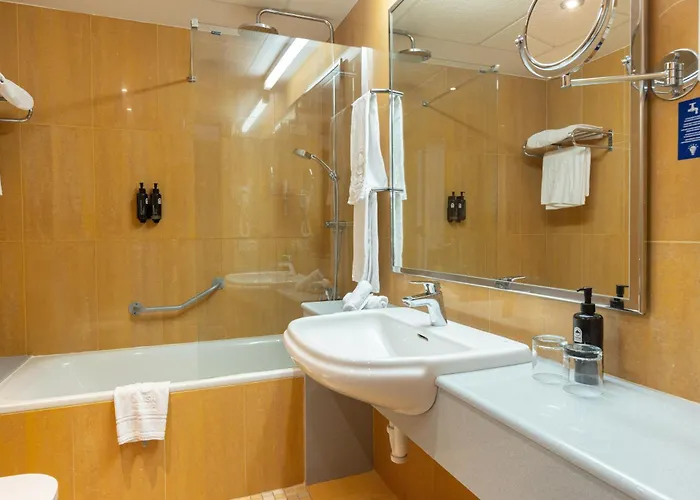 Готель Invisa La Cala (adults Only) Санта-Еулалія-дель-Ріо